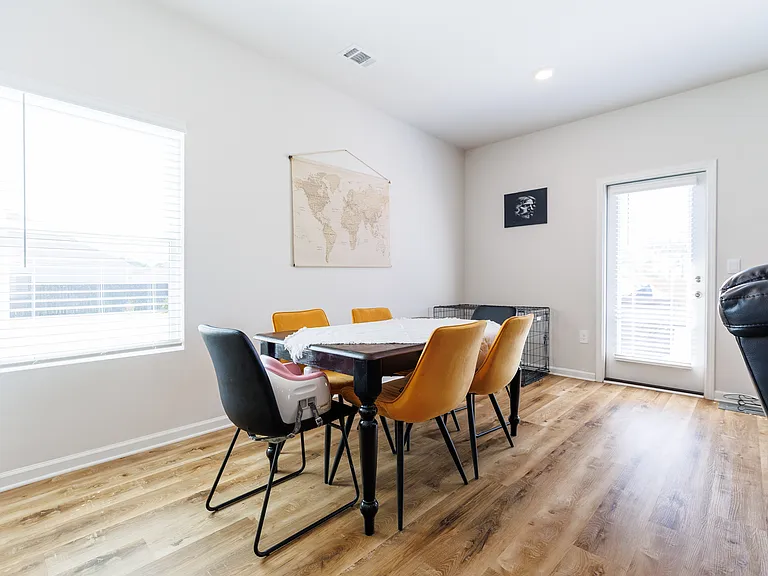 2082 Tottenham Dr — Photo 9