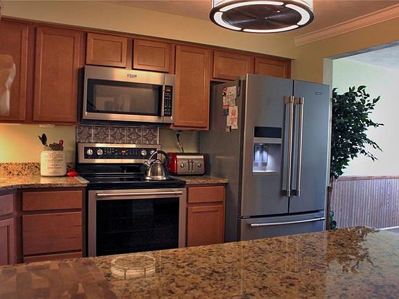 5th image of 590 Woodmere Dr APT 2
