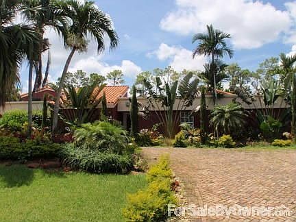 Front house : U-Driveway