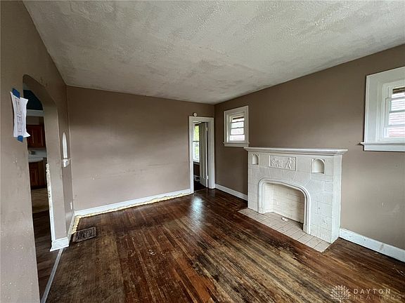 4th image of 4056 Vinedale Ave