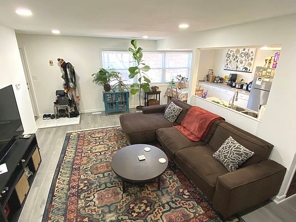 2nd image of 654 Inverrary Ln