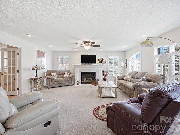 3rd image of 211 Peachtree St