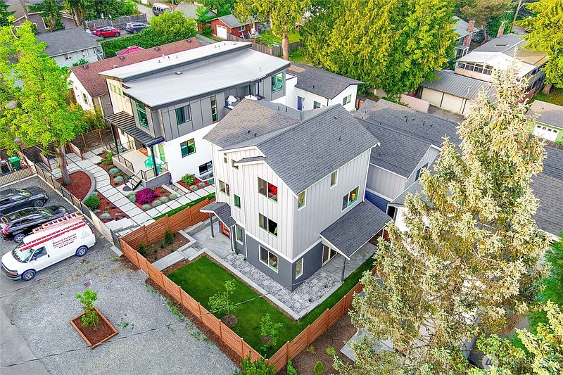 3rd image of 10708 Linden Avenue N