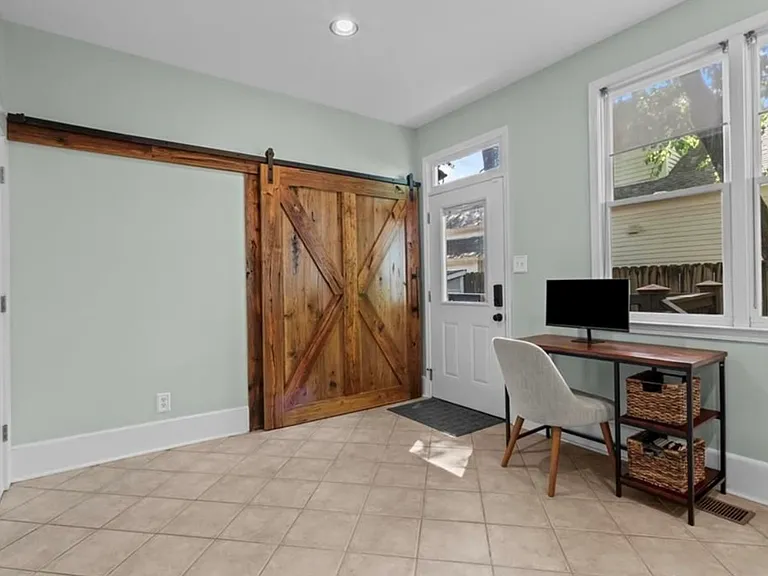 235 Powell St SE — Photo 15