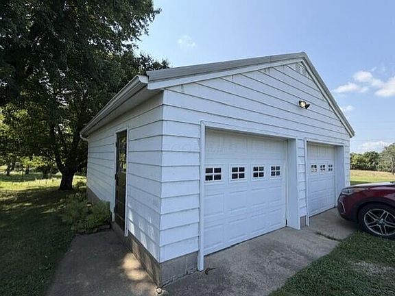 3rd image of 5109 Cincinnati Zanesville Rd NE