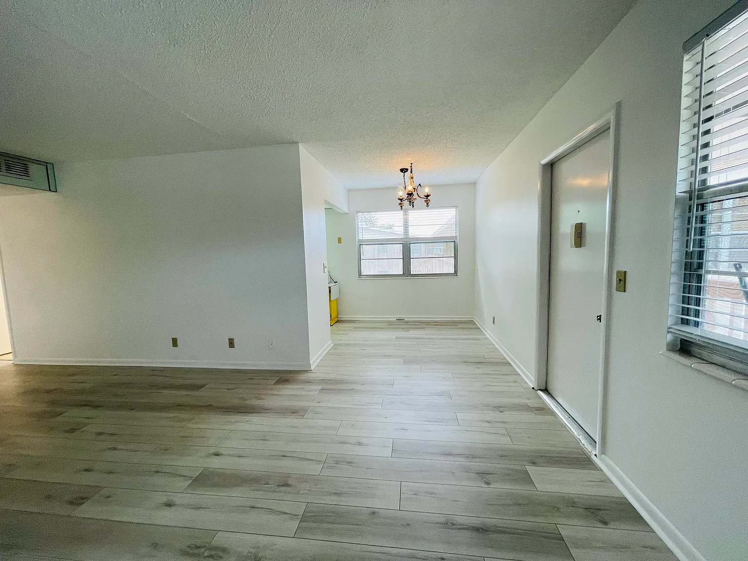 2 bed, 1.5 bath, 828 sqft, $1,800 — Photo 3