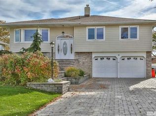 10 Dolphin Ln, West Islip, NY 11795