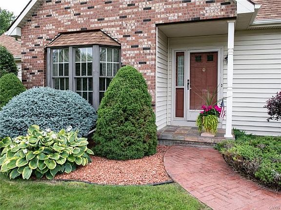 5th image of 15 Pippin Wood Dr