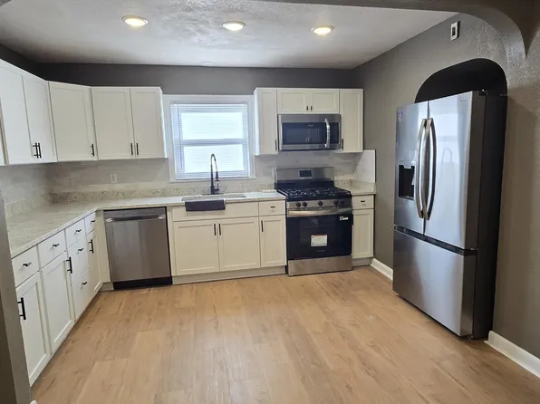 1823 S 52nd St, West Milwaukee, WI 53214
