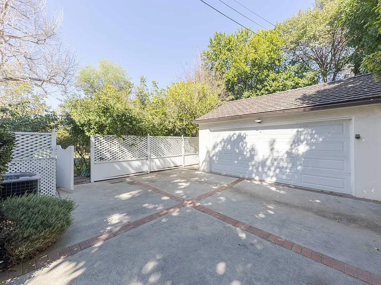 2150 S El Molino Ave — Photo 45
