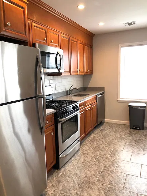 3 bed, 1.5 bath, $3,200 — Photo 2