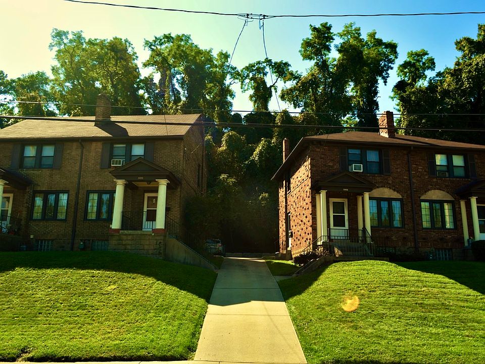 Front of the duplex. The apartment for rent is second one on the left
