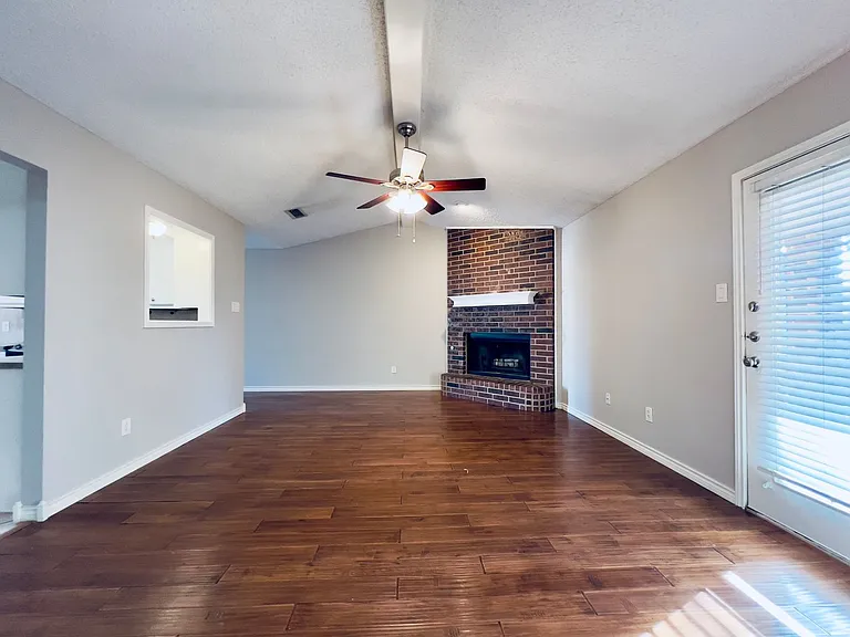 6904 Genoa Ave — Photo 9