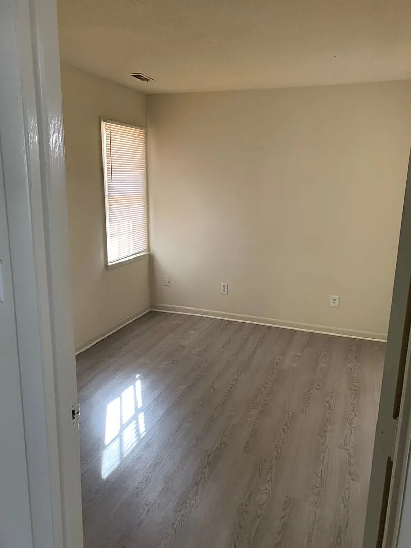 Pre-Leasing Summer/Fall 2026 ~ Woodall Apartments ~ 1 Bedroom Blocks From Ncsu Campus ~ Pets Alowed — Photo 3