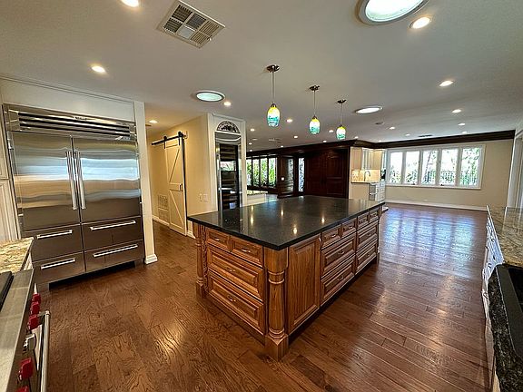 4th image of 5346 Marlborough Dr
