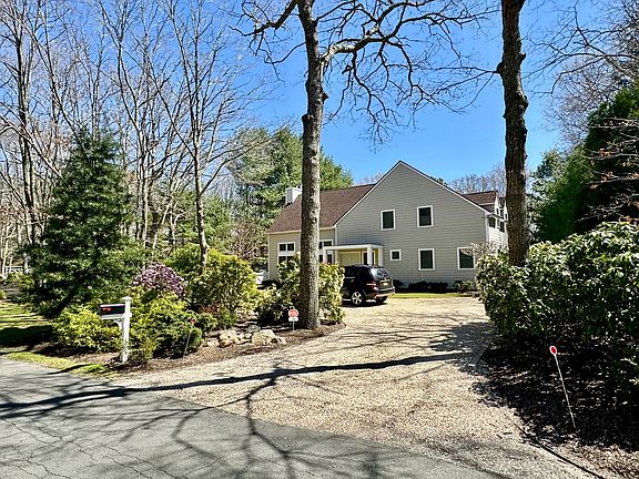 4th image of 36 Montauk Ave