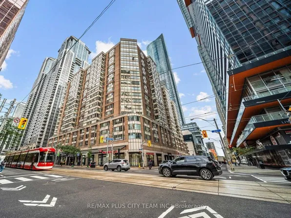 717 Bay St #708, Toronto, ON M5G 2J9