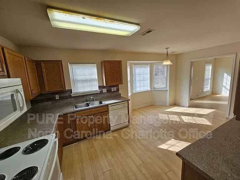 4423 Cades Cove Dr — Photo 6