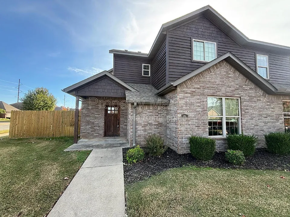 3101 Warberry Ave
