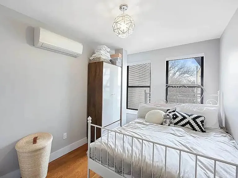 242 Montrose Ave #1A — Photo 6