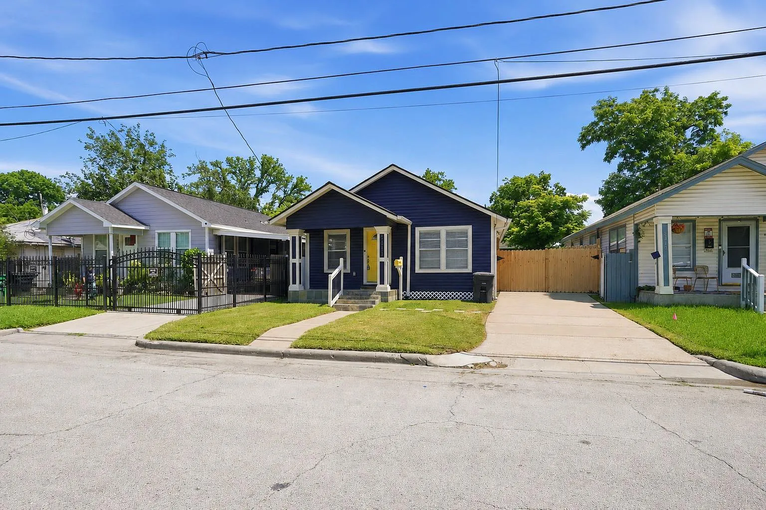 3 bed, 2.0 bath, 1306 sqft, $2,100 — Photo 2