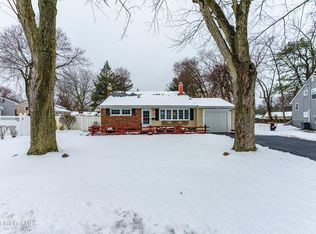 2 Caveson Ln, Albany, NY 12205