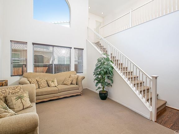 3rd image of 27691 Gladstone Dr