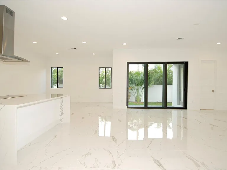 1435 SW 23rd St — Photo 7