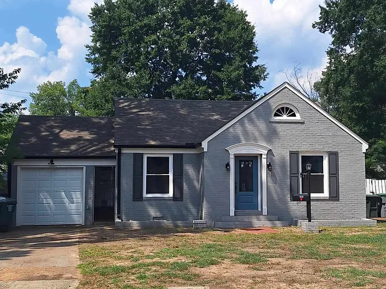 386 Holmes Cir — Photo 2