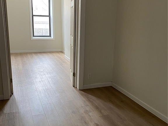 5th image of 128 Willis Ave