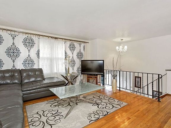 4th image of 100 Longwood Dr