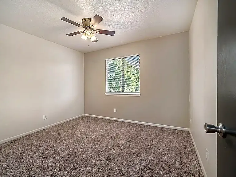 Blue Springs Apartments — Photo 15
