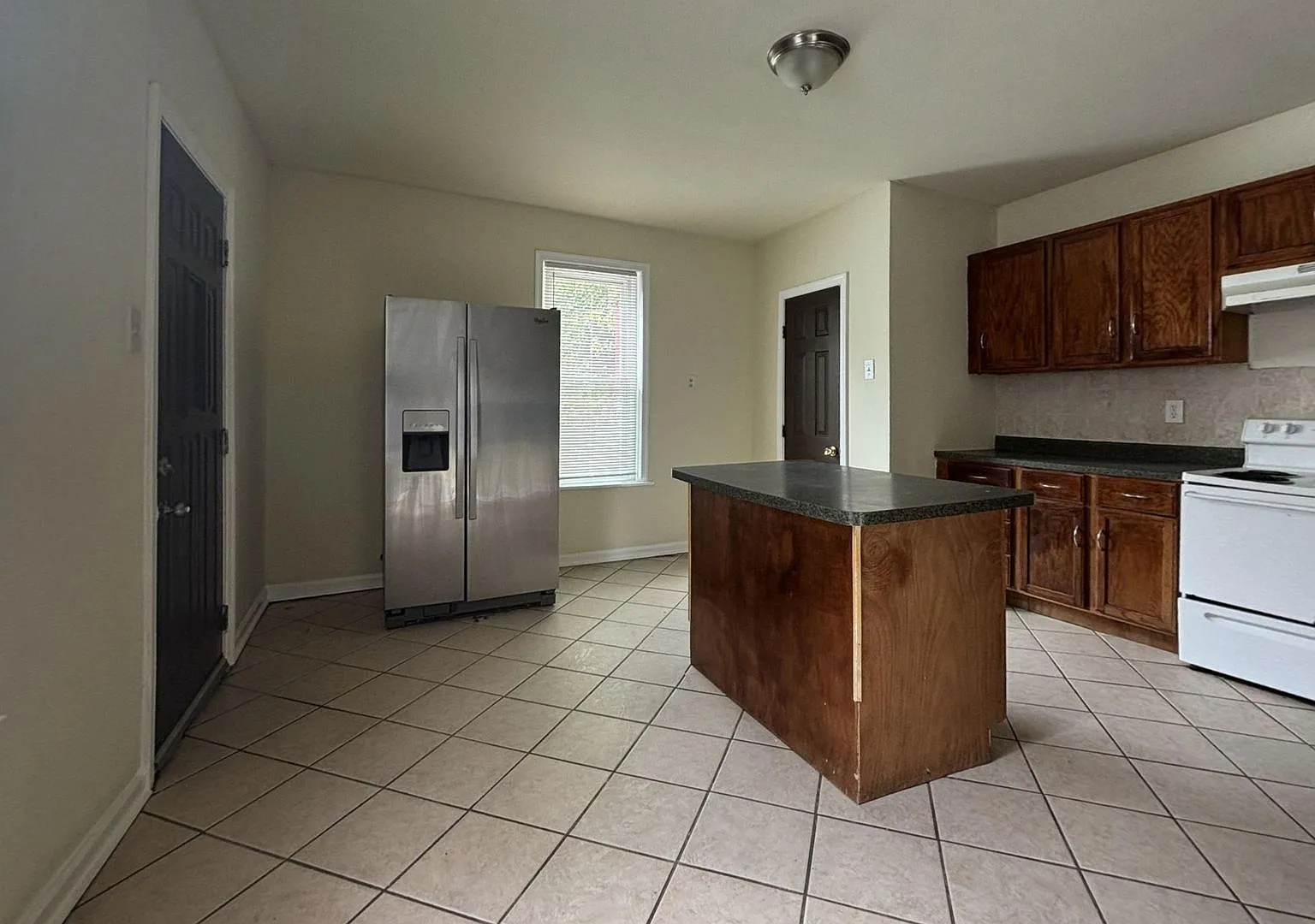 Spacious 4BR Germantown Home with Huge Enclosed Yard — Photo 3