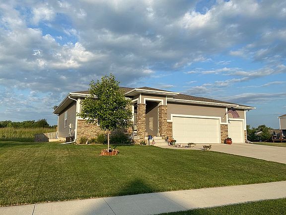 3rd image of 200 SE Trillium Dr
