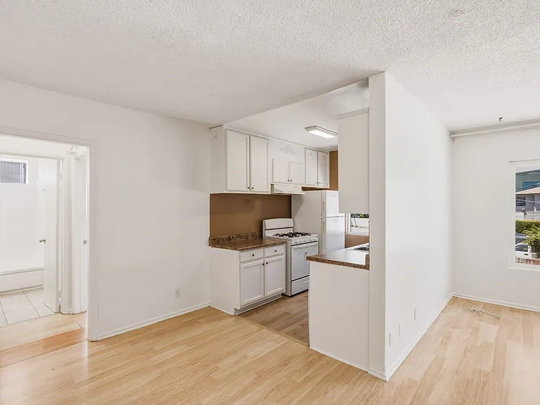 Lillian Way Apartments — Photo 4