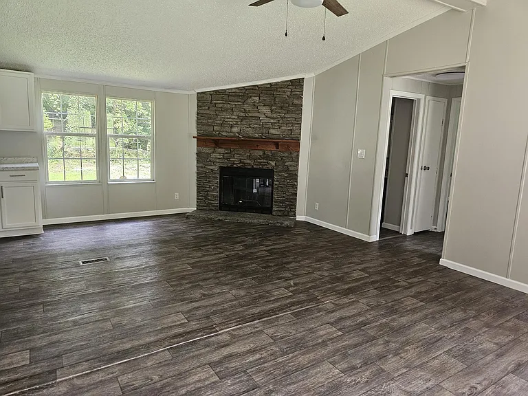 404 Short St — Photo 2