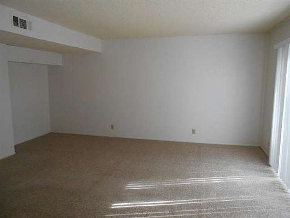 3rd image of 2804 Los Nogales Ave