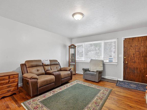 4th image of 647 Bennett Ave