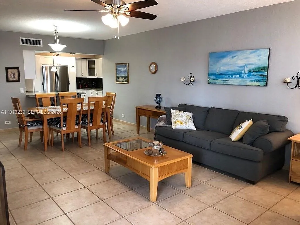 Alexander Towers Condo — Photo 3