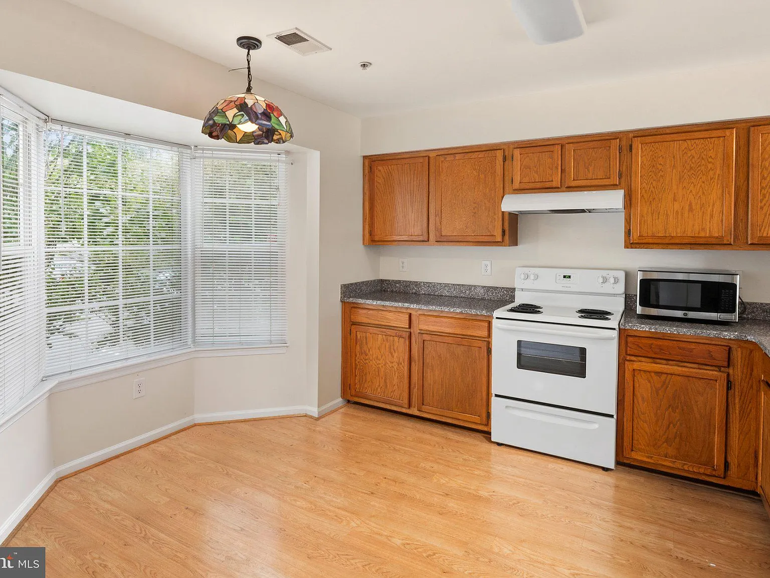 2 bed, 1.5 bath, 1368 sqft, $2,400 — Photo 2