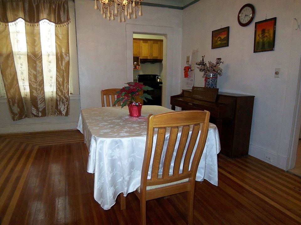Large 13'x14' Formal dining room