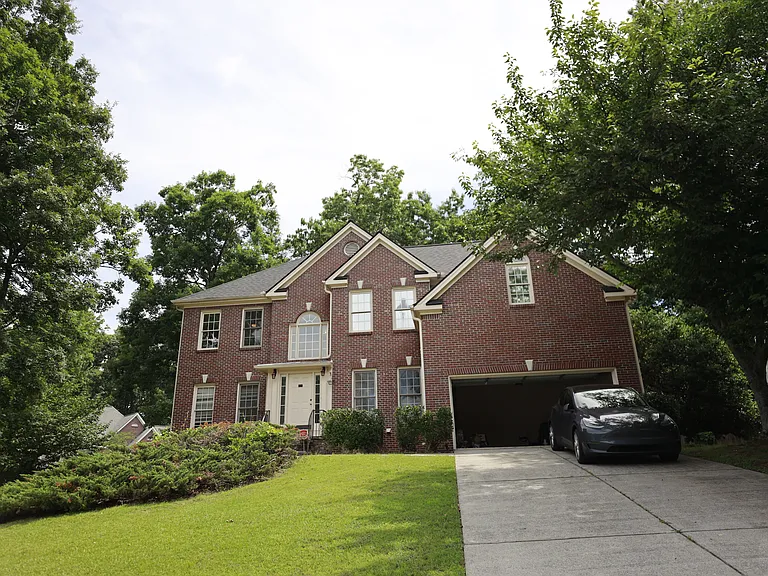 1649 Crittenden Ln — Photo 2