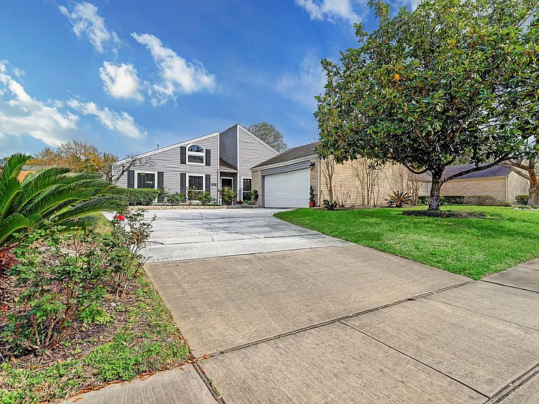 2235 Round Lake Dr — Photo 3