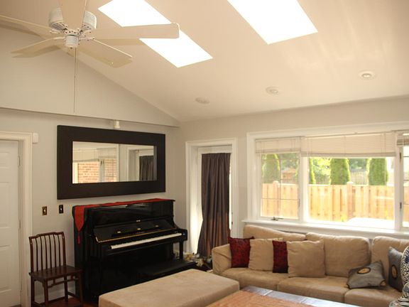 4th image of 1811 Youngblood St