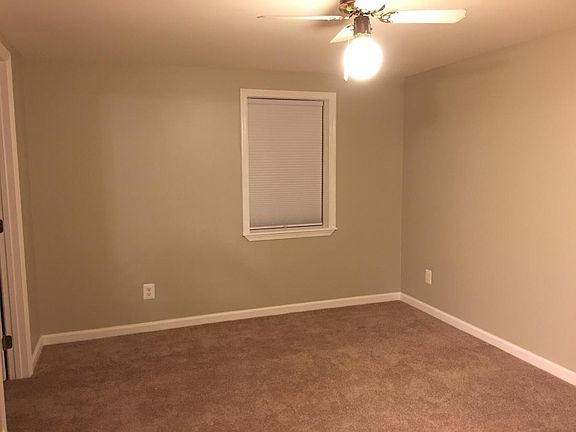 10 x 15 Bedroom w/walk-in closet