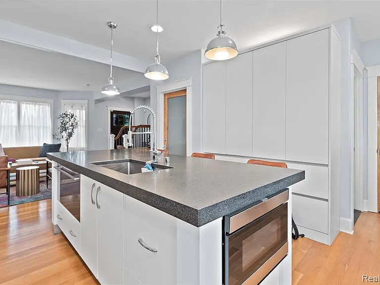370 E Grand Blvd — Photo 9
