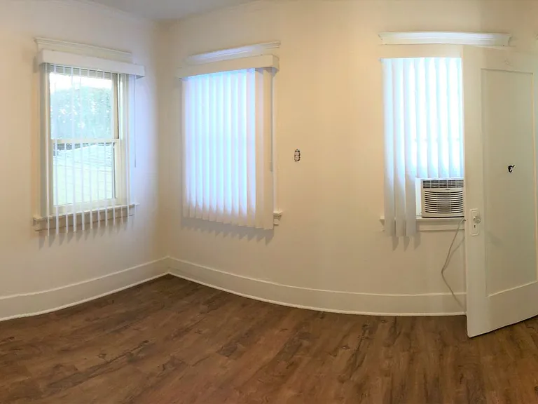 Lovely 1 Bedroom Bungalow Style Apartment! — Photo 7