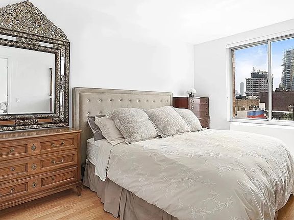 4th image of 555 W 23rd St APT S14e
