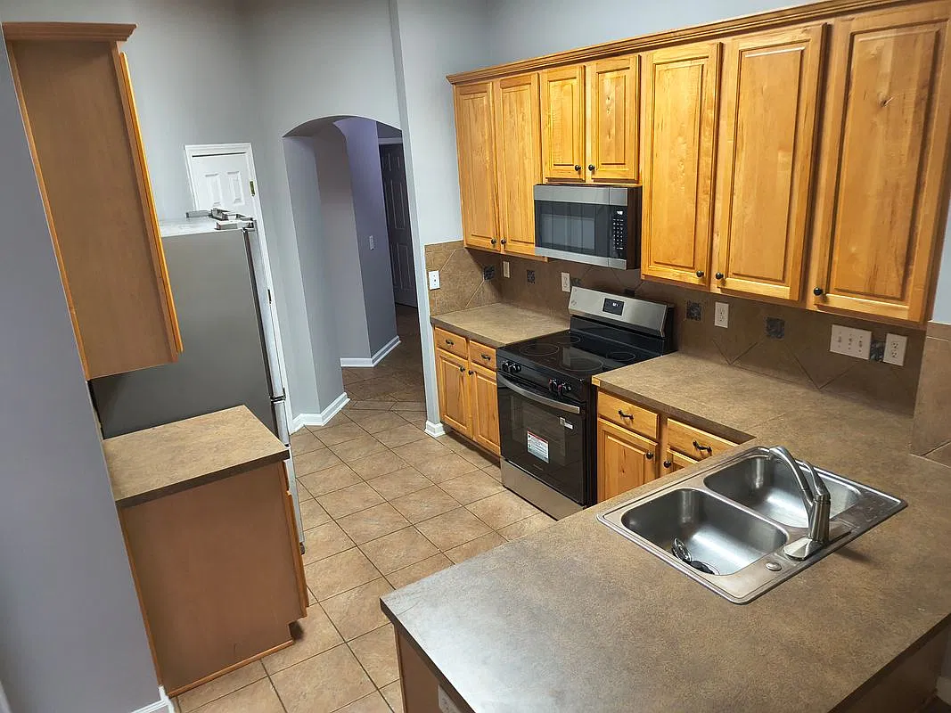 4 bed, 2.0 bath, 2093 sqft, $2,100 — Photo 4