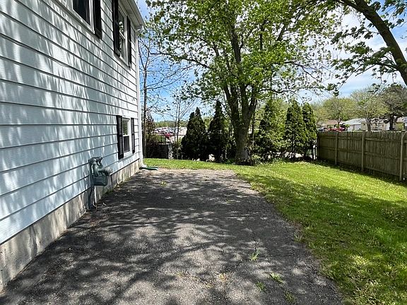 3rd image of 1 N Braintree Dr